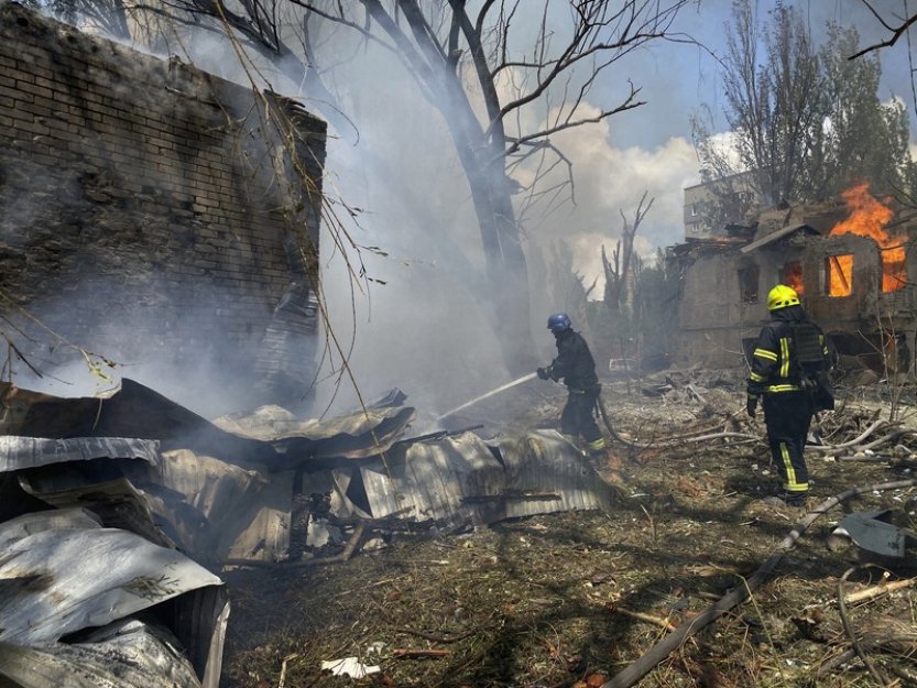 Rusové zasáhli obytný dům v Dnipru, pět lidí bylo zraněno, uvedl ministr
