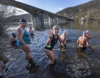 V pražském Braníku se sešly tři stovky otužilců na 21. ročníku Branických ledů