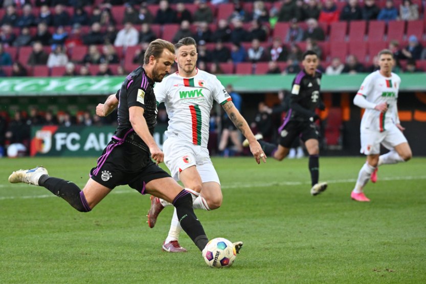 Fotbalisté Bayernu Mnichov zvítězili v Augsburgu 3:2, výhru pojistil Kane
