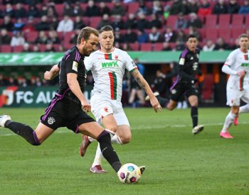 Fotbalisté Bayernu Mnichov zvítězili v Augsburgu 3:2, výhru pojistil Kane