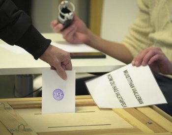 Finové začali volit prezidenta, v prvním kole se nečeká konečný vítěz