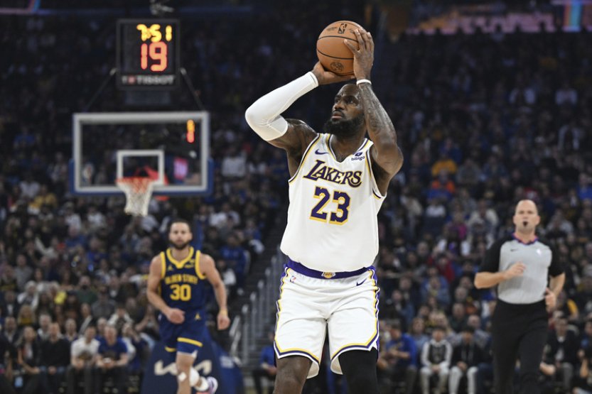 Lakers po dramatu porazili Golden State, James si v 39 letech vylepšil rekord
