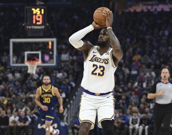 Lakers po dramatu porazili Golden State, James si v 39 letech vylepšil rekord