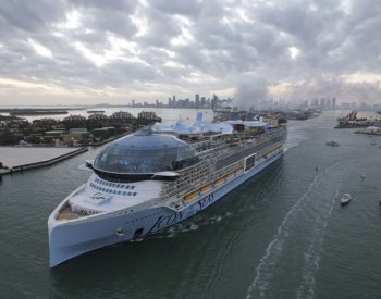 Největší výletní loď světa vyplula z Miami na první okružní plavbu