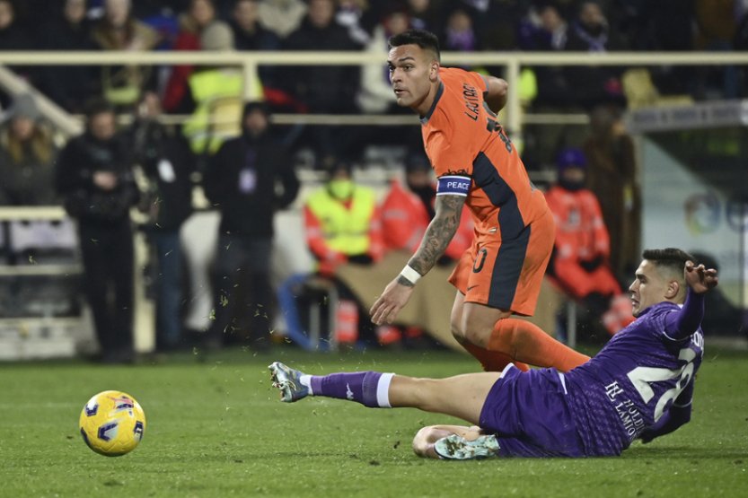 Inter porazil zásluhou Martíneze Fiorentinu a vrátil se do čela Serie A