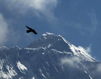 Dvouletý Brit je asi nejmladší člověk, který dosáhl základního tábora Everestu