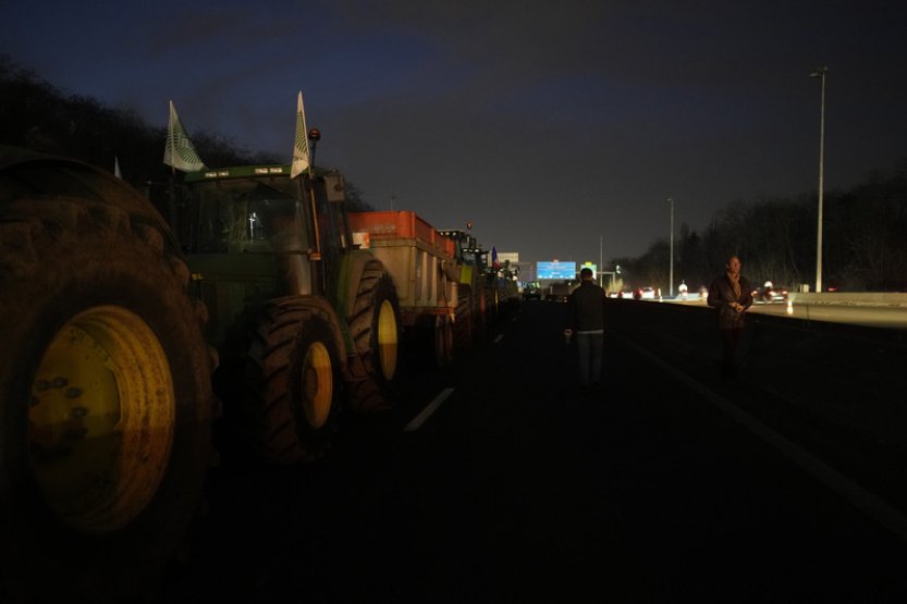 Francouzští farmáři s pomocí stovek traktorů zahájili blokádu Paříže
