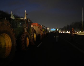 Francouzští farmáři s pomocí stovek traktorů zahájili blokádu Paříže