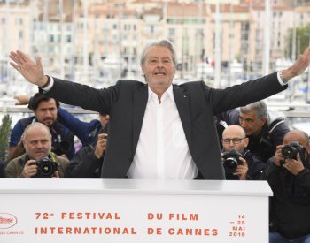 Herec Delon dostal soudní ochranu kvůli rodinnému sporu ohledně zdravotní péče