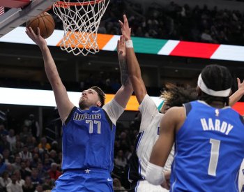 Dončič dalším skvělým výkonem spasil Dallas, Jokič pokazil Riversův debut