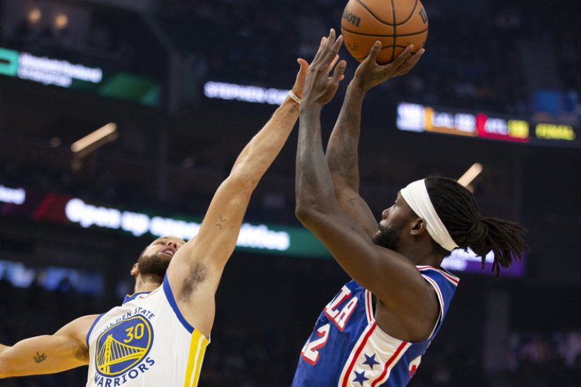 Warriors ubránili Embiida a Curry zajistil 37 body výhru nad Philadelphií