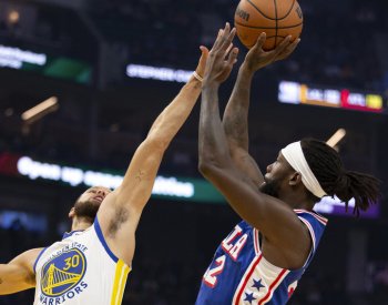 Warriors ubránili Embiida a Curry zajistil 37 body výhru nad Philadelphií