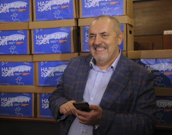 Odpůrce války Naděždin odevzdal podpisy jako kandidát na prezidenta