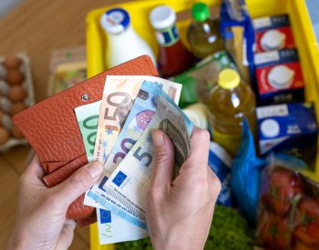 Inflace v eurozóně v lednu díky poklesu cen energií zpomalila na 2,8 %