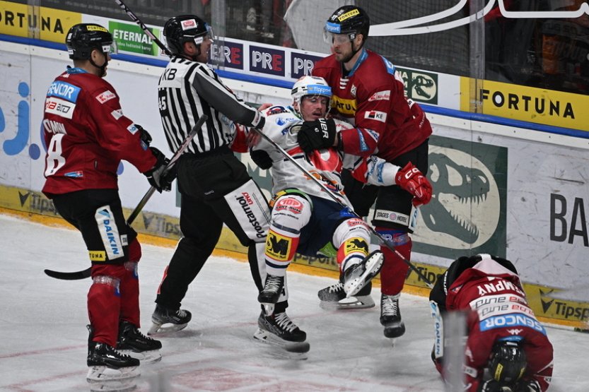 Hokejovou extraligu čeká další šlágr, vedoucí Pardubice hostí druhou Spartu