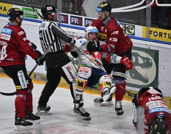 Hokejovou extraligu čeká další šlágr, vedoucí Pardubice hostí druhou Spartu