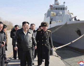 Kim Čong-un v loděnicích vyzval k přípravám na válku, KLDR vypálila rakety