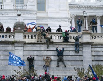 Soudkyně v USA uznala vinu pětice, která podle úřadů spustila vpád do Kapitolu