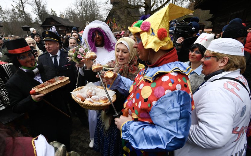 Masopustní masky z Valašska zaplnily skanzen v Rožnově pod Radhoštěm