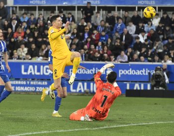 Barcelona porazila Alavés, střídající Roque dal gól a byl vyloučen