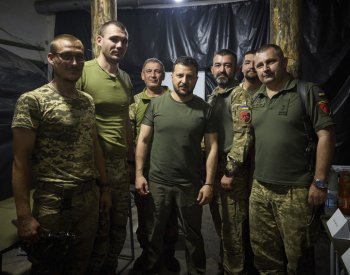 Prezident Zelenskyj navštívil vojáky na frontě v Záporoží