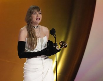 Albem roku se na Grammy stala deska Midnights od Taylor Swiftové