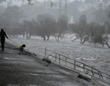Silný déšť a vítr o síle hurikánu zasáhly Kalifornii, 900.000 lidí je bez proudu