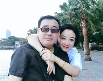 Čínský soud odsoudil australského spisovatele podmínečně k trestu smrti