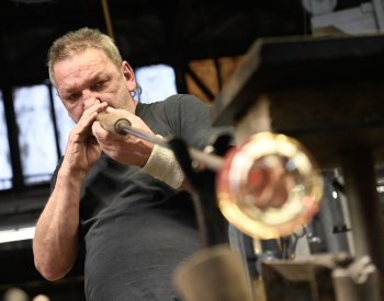 Sklárna v Květné slavnostně spustila ruční výrobu skla pod novým majitelem