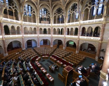 Maďarský parlament o vstupu Švédska do NATO nehlasoval, členové Fideszu nepřišli
