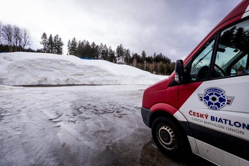 Silný vítr zrušil dnešní tréninky před začátkem MS biatlonistů na Vysočině
