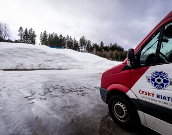 Silný vítr zrušil dnešní tréninky před začátkem MS biatlonistů na Vysočině
