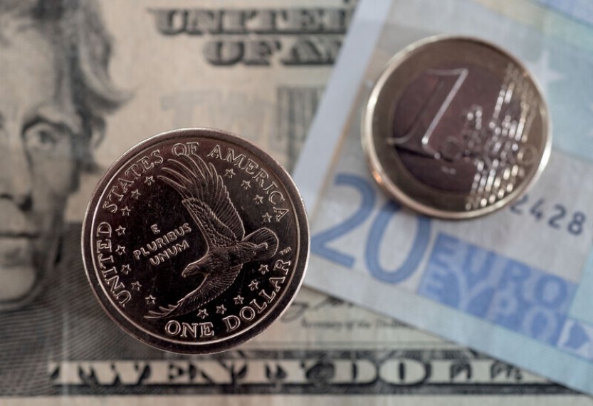 Koruna dál oslabovala k euru i dolaru, nakrátko prolomila hladinu 25 Kč/EUR