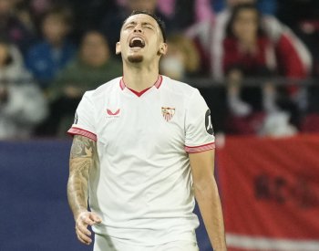 Fanoušek při zápase španělské ligy píchl hráče Sevilly prstem do hýždí