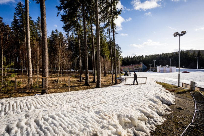 Počasí biatlonovému MS nadále nepřeje, sníh na tratích rychle taje