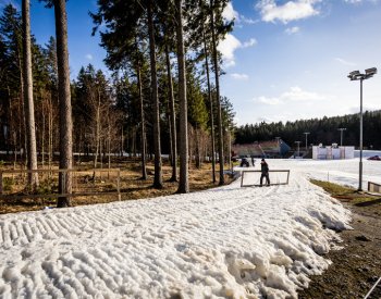 Počasí biatlonovému MS nadále nepřeje, sníh na tratích rychle taje