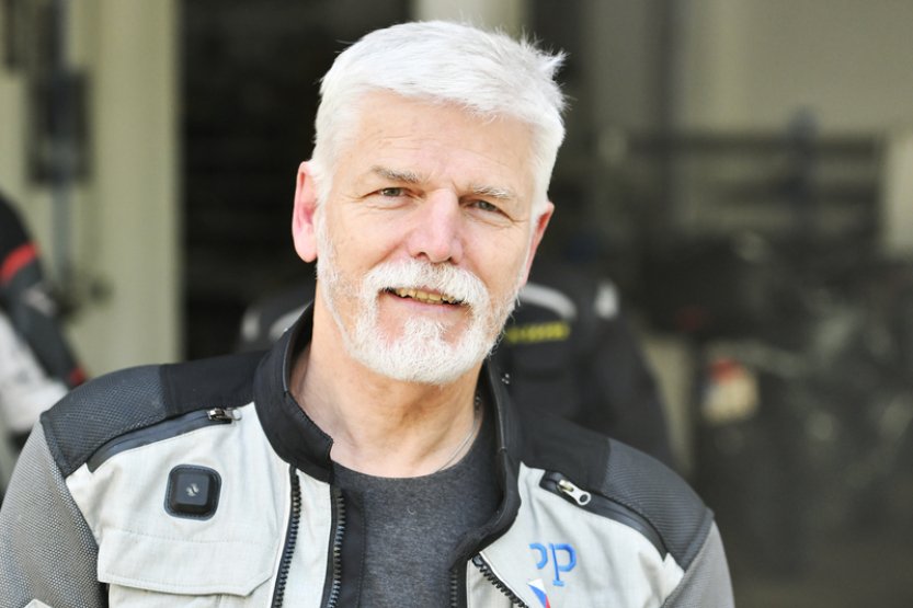 Pavel jel na motorce bez helmy, za dopravní přestupek se omluvil