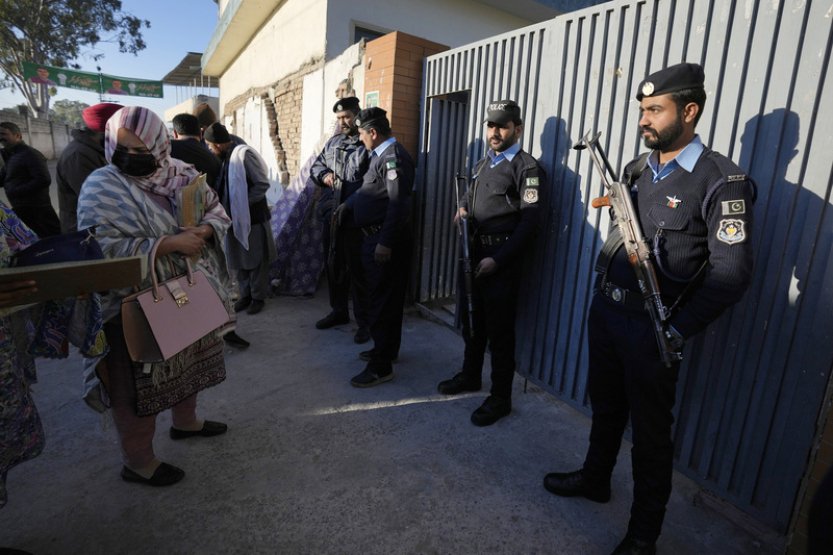 V Pákistánu začaly volby, vláda pozastavila fungování mobilních sítí