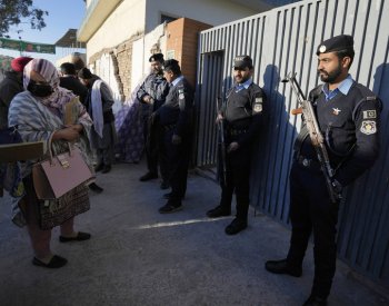 V Pákistánu začaly volby, vláda pozastavila fungování mobilních sítí