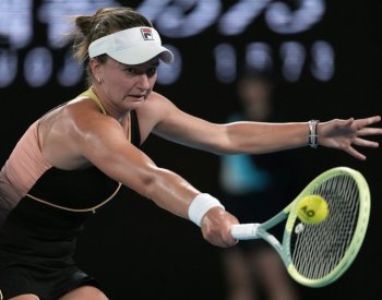 Tenistka Krejčíková je v Abú Zabí po skreči Sorribesové ve čtvrtfinále