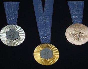 Medailisté olympijských her v Paříži si odvezou kousek Eiffelovy věže