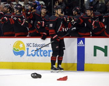 Nečas prvním hattrickem v NHL řídil výhru Caroliny nad Coloradem