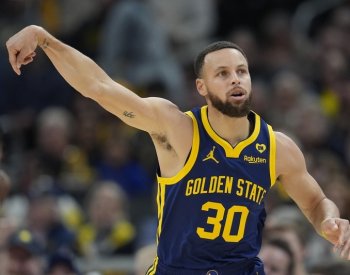 Curry se v NBA blýskl 11 trojkami při výhře Golden State nad Indianou
