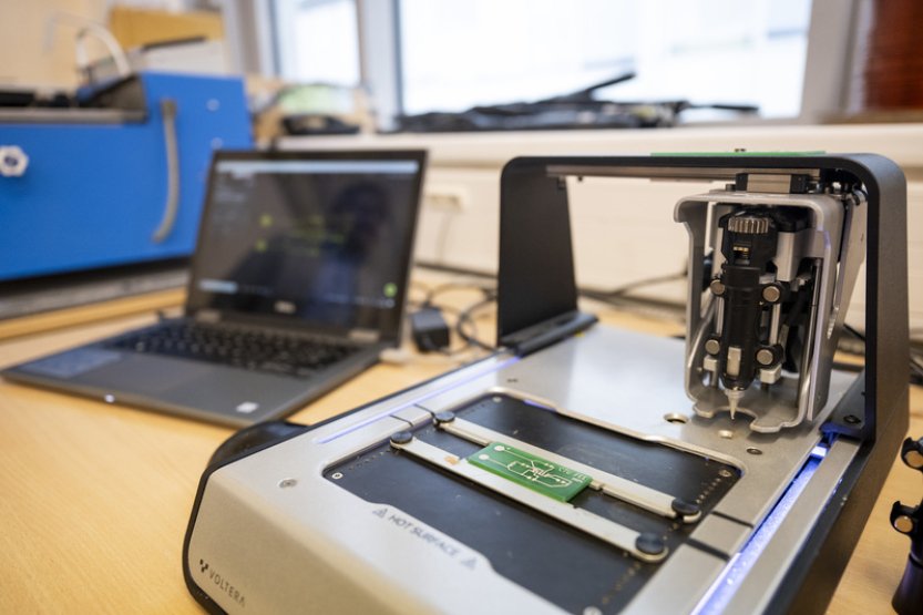 Výzkumníci na ČVUT vyvíjí ekologické elektrosoučástky z PET lahví