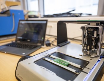 Výzkumníci na ČVUT vyvíjí ekologické elektrosoučástky z PET lahví