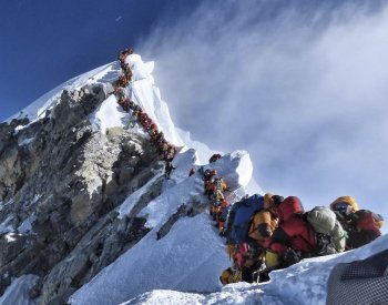 Horolezci budou muset odnášet své výkaly z Mount Everestu dolů do tábora