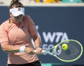 Krejčíková dohrála v Abú Zabí ve čtvrtfinále, opět nestačila na Samsonovovou