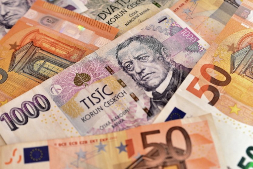 Koruna po rozhodnutí ČNB o ukončení intervencí oslabila o desítky haléřů