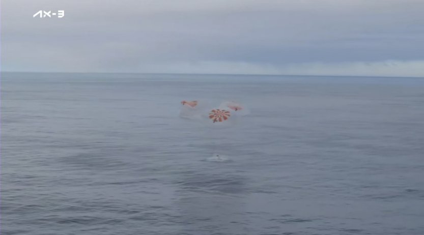 Účastníci soukromé mise na ISS se po třech týdnech vrátili na Zemi