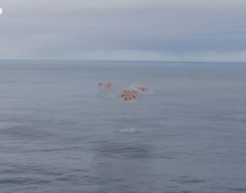 Účastníci soukromé mise na ISS se po třech týdnech vrátili na Zemi